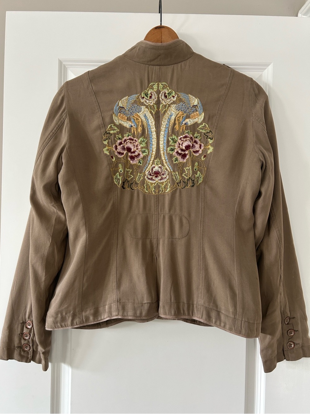 Da-Nang Jacket Sz M w MEASUREMENTS Birds & Florals Embroidery Tan Silk